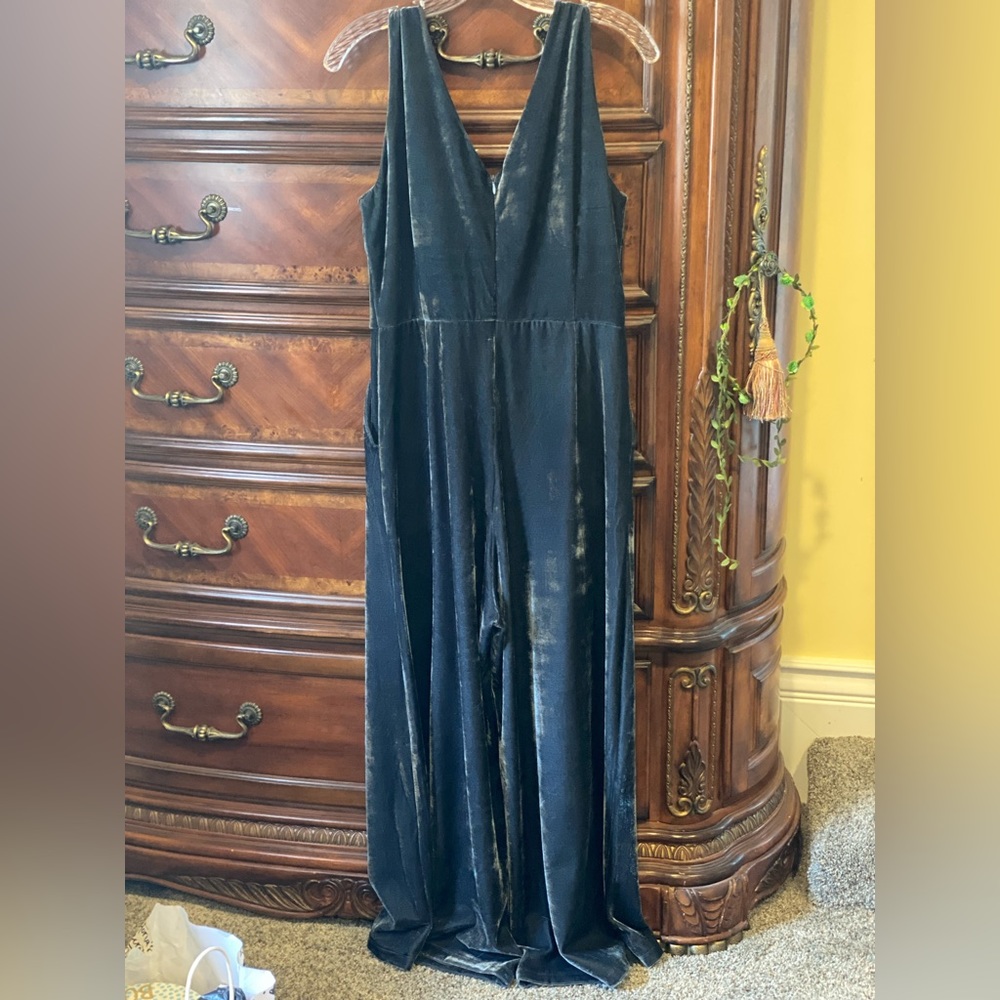 Beautiful shimmering jumpsuit, perfect for a night out! Excellent condition.